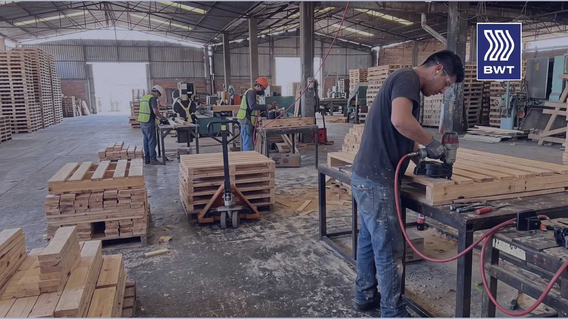 Tarimas de madera industriales: Clave para la seguridad y eficiencia en tu cadena de suministro